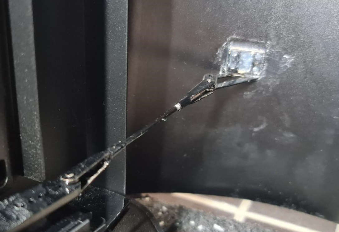 the servo mounting assembly with servo horn siliconed onto the case