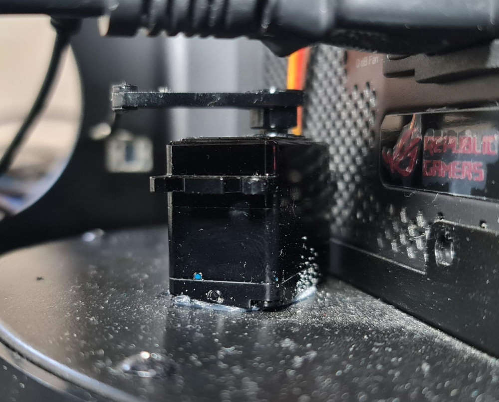 the back servo mounted to the case