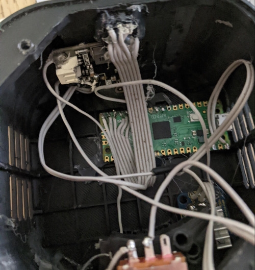 internal wiring lots of free gpio internal wiring, note the picos gpio is free for more connections